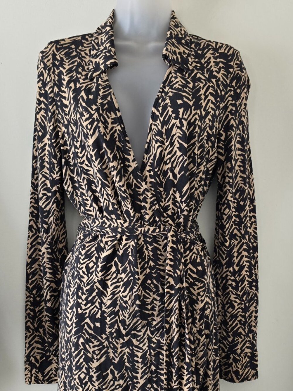 Diane Von Furstenberg 100% silk brown/black wrap dress